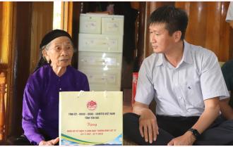 Chủ tịch UBND tỉnh Trần Huy Tuấn thăm, tặng quà các gia đình chính sách huyện Trấn Yên